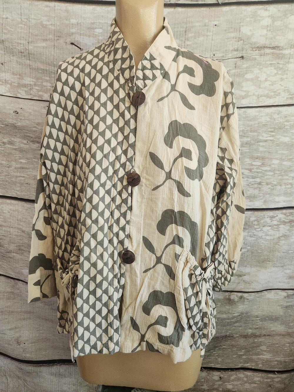 Neutral Patterned Gauze Button-Front Shirt in Cream & Gray